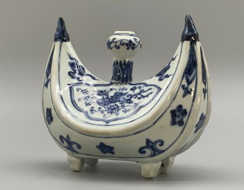 fig 6. A Rare 16th-17thC Chinese Blue & White Porcelain Crescent-Shaped Pilgrim Flask