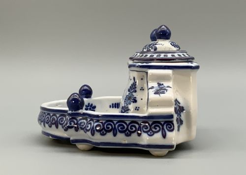 DUTCH DELFT DESKTOP INKWELL STAND BLUE AND WHITE FAIENCE LATE 19THCENTURY - ADDITIONAL PHOTO 6
