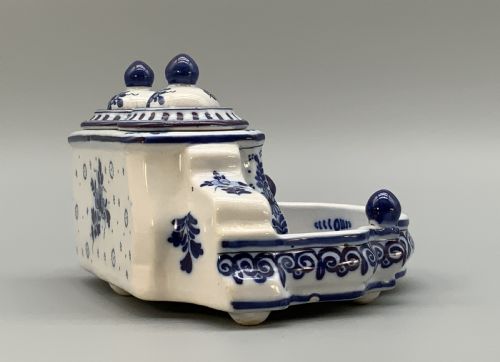 DUTCH DELFT DESKTOP INKWELL STAND BLUE AND WHITE FAIENCE LATE 19THCENTURY - ADDITIONAL PHOTO 9