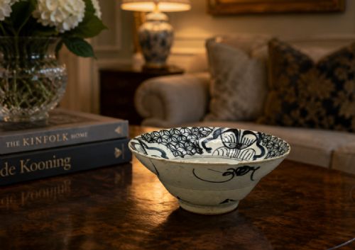 fig 1. A 17th-century Chinese Swatow porcelain bowl featuring hand-painted underglaze blue geometric and floral motifs on an off-white glazed surface.