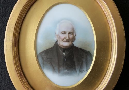 MINIATURE ANTIQUE PORTRAIT PAINTING C 1840 WATERCOLOUR ON GLASS SIGNED ORIGINAL - ADDITIONAL PHOTO 2