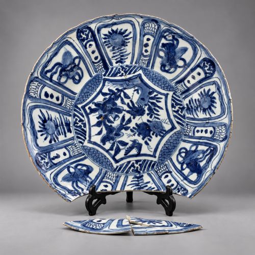 Late 16th-century Chinese Kraak Porcelain Charger – Wanli Period - For Tlc