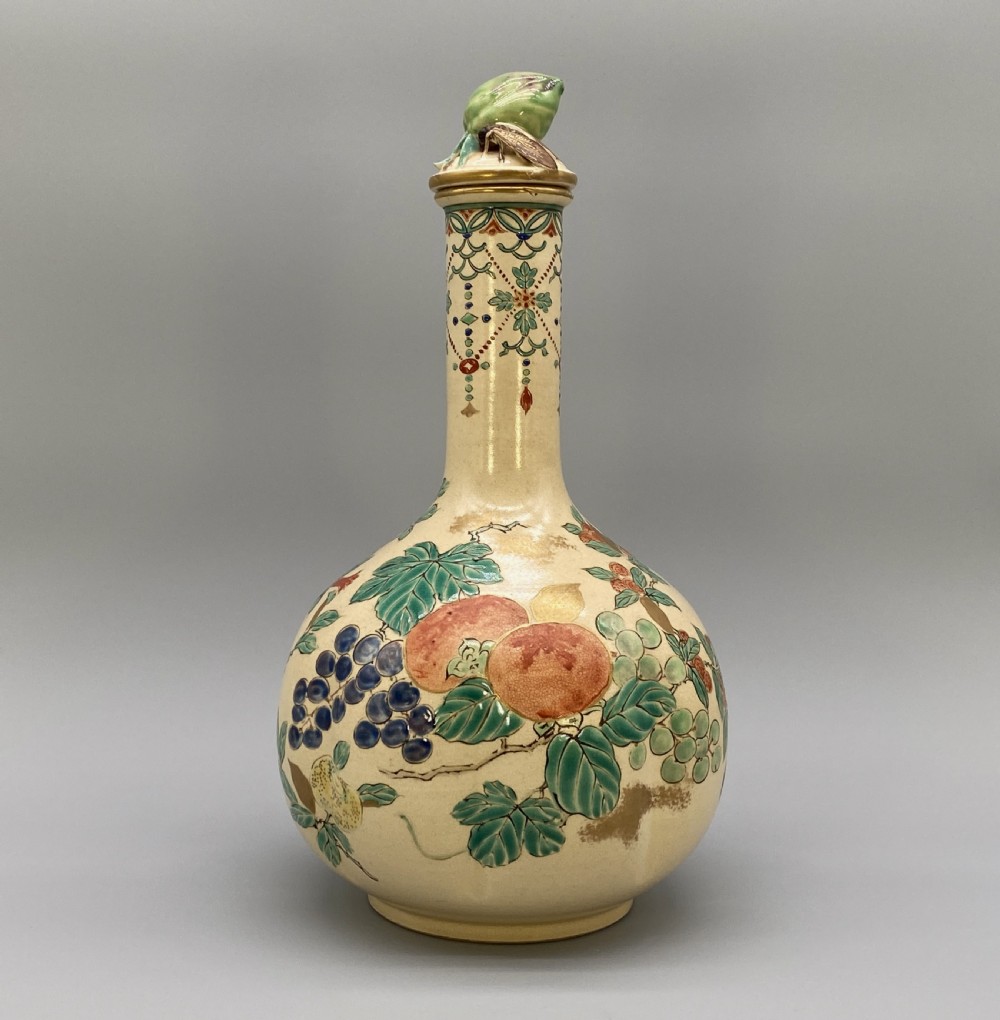 c. 1900 JAPANESE MEIJI PERIOD FLUTED AWATA SATSUMA BOTTLE VASE Inc. CRICKET LID View III