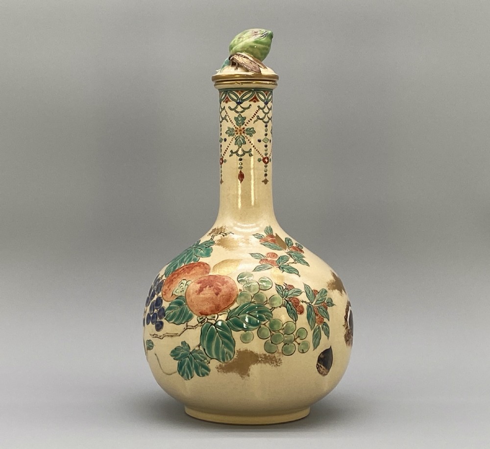 c. 1900 JAPANESE MEIJI PERIOD FLUTED AWATA SATSUMA BOTTLE VASE Inc. CRICKET LID View V