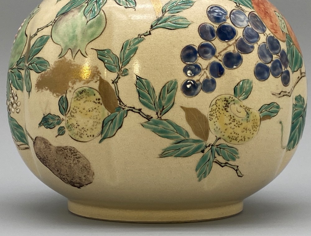 c. 1900 JAPANESE MEIJI PERIOD FLUTED AWATA SATSUMA BOTTLE VASE Inc. CRICKET LID View IX