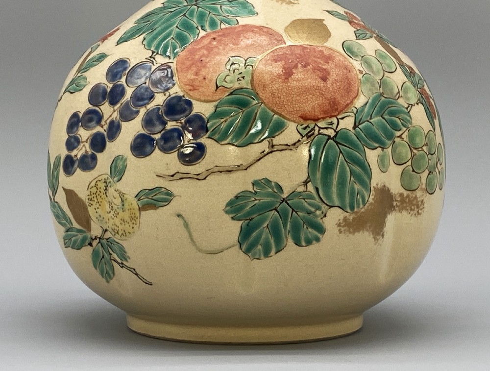 c. 1900 JAPANESE MEIJI PERIOD FLUTED AWATA SATSUMA BOTTLE VASE Inc. CRICKET LID View XII