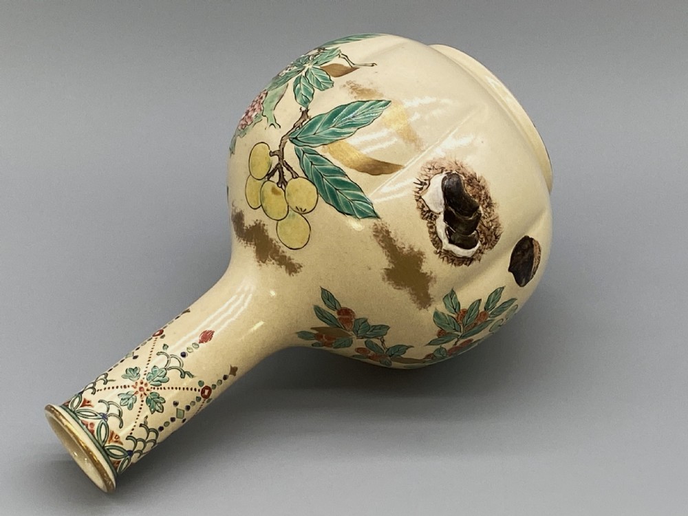 c. 1900 JAPANESE MEIJI PERIOD FLUTED AWATA SATSUMA BOTTLE VASE Inc. CRICKET LID View XV