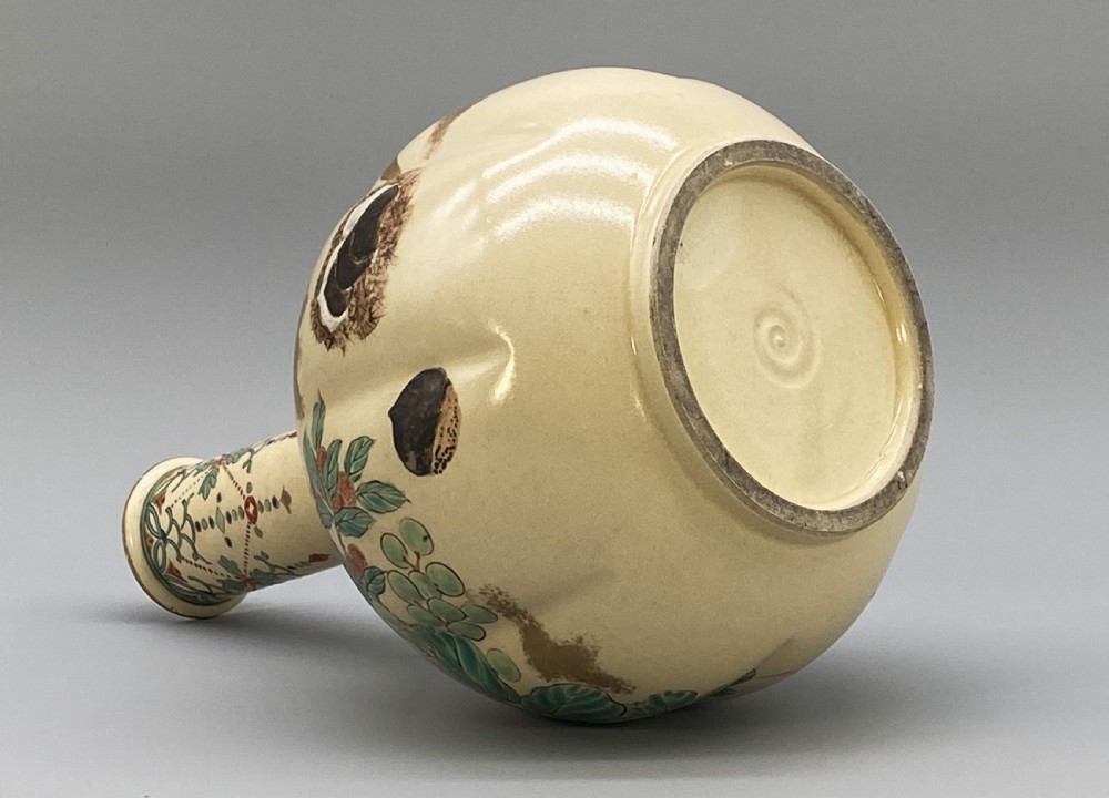 c. 1900 JAPANESE MEIJI PERIOD FLUTED AWATA SATSUMA BOTTLE VASE Inc. CRICKET LID View XVII