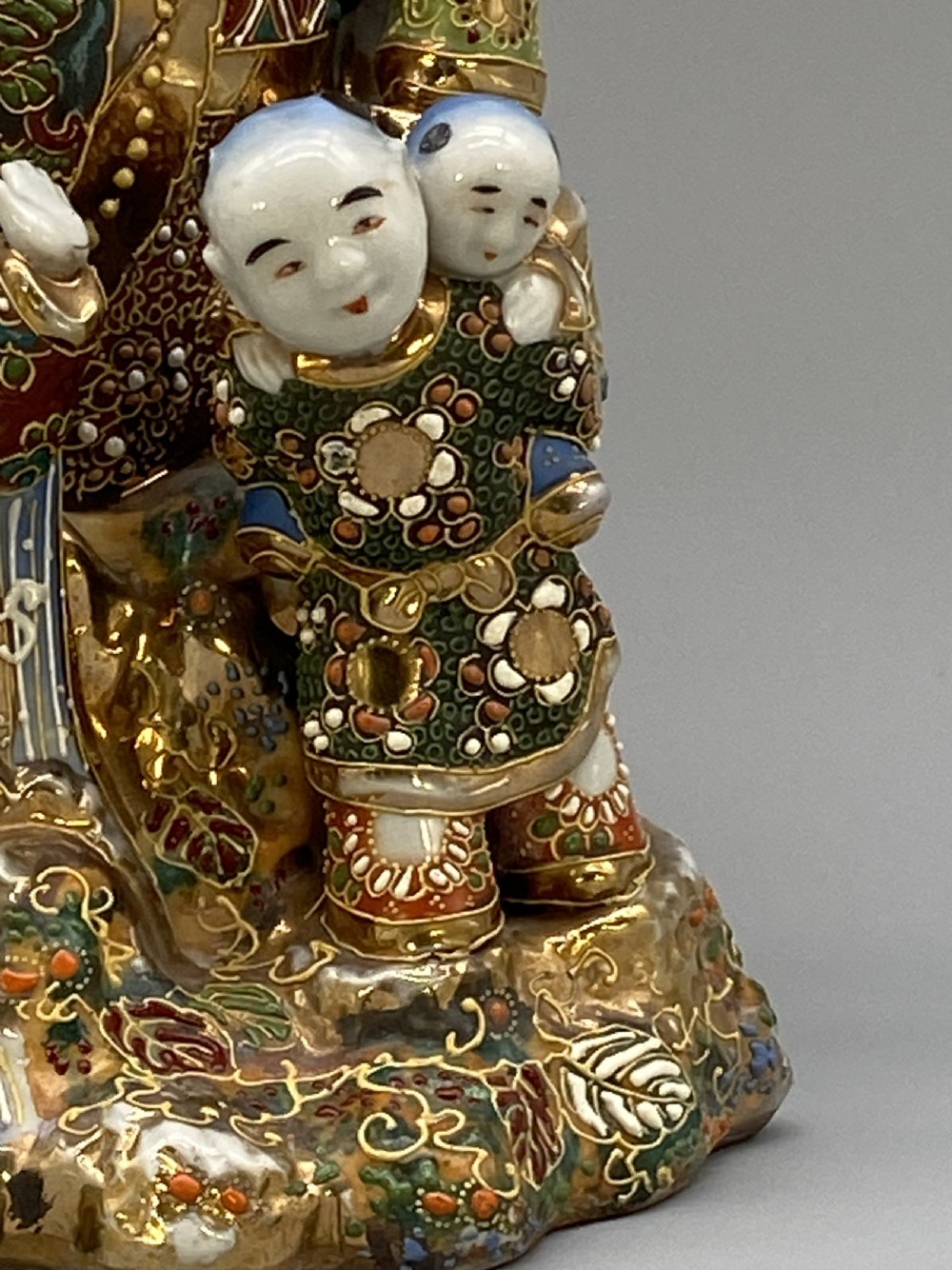 Superb c. 1900 Antique Japanese Meiji Period Porcelain Figural Vase Brush Pot View VII