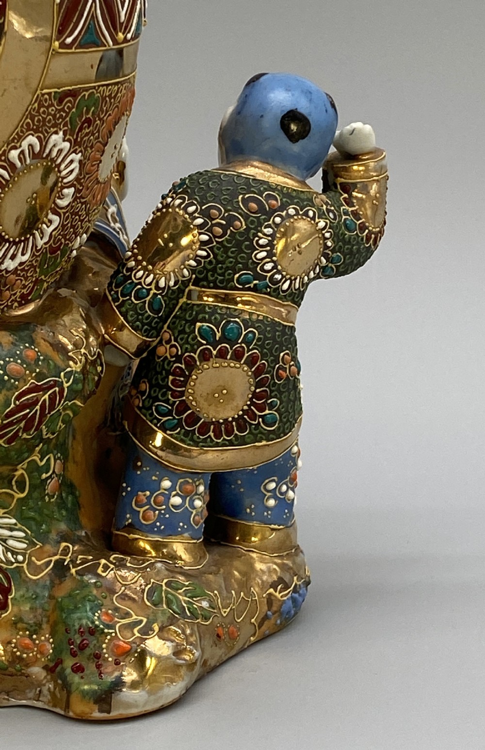Superb c. 1900 Antique Japanese Meiji Period Porcelain Figural Vase Brush Pot View XIII