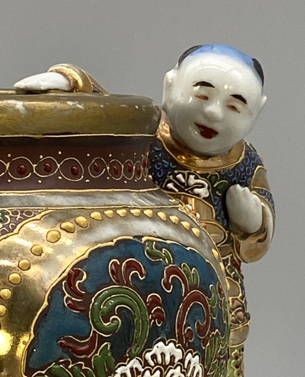 Superb c. 1900 Antique Japanese Meiji Period Porcelain Figural Vase Brush Pot View XVII