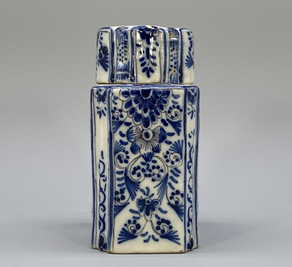 c. 1770 Dutch Delft Tea Caddy Canister with Lid - Blue and White Chinoiserie View IV