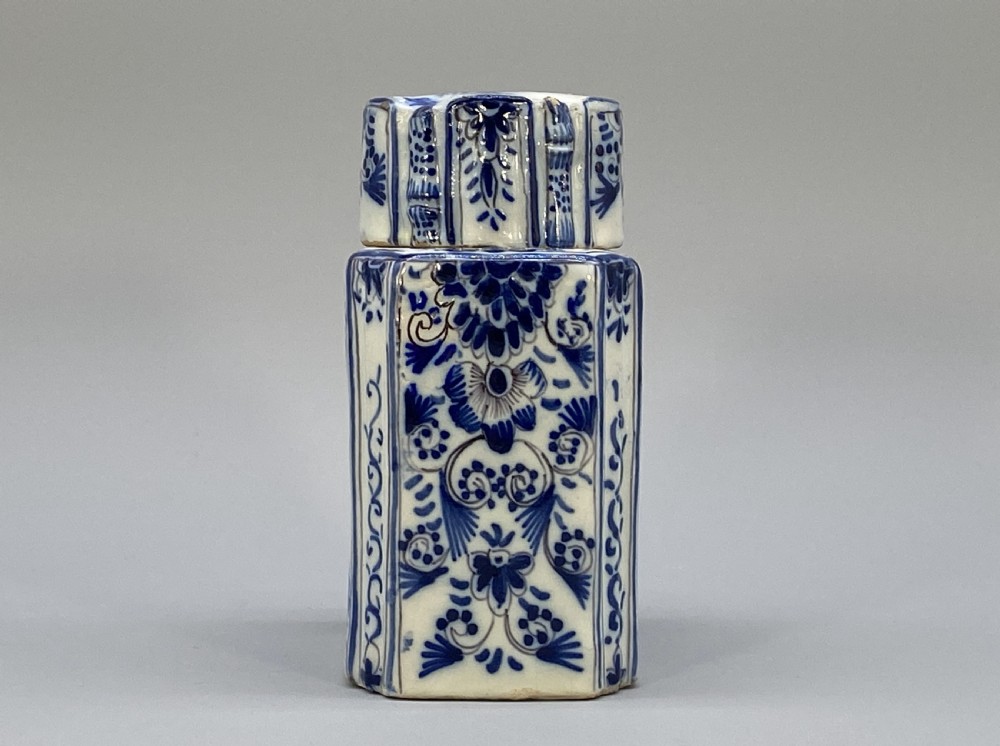 c. 1770 Dutch Delft Tea Caddy Canister with Lid - Blue and White Chinoiserie View VIII