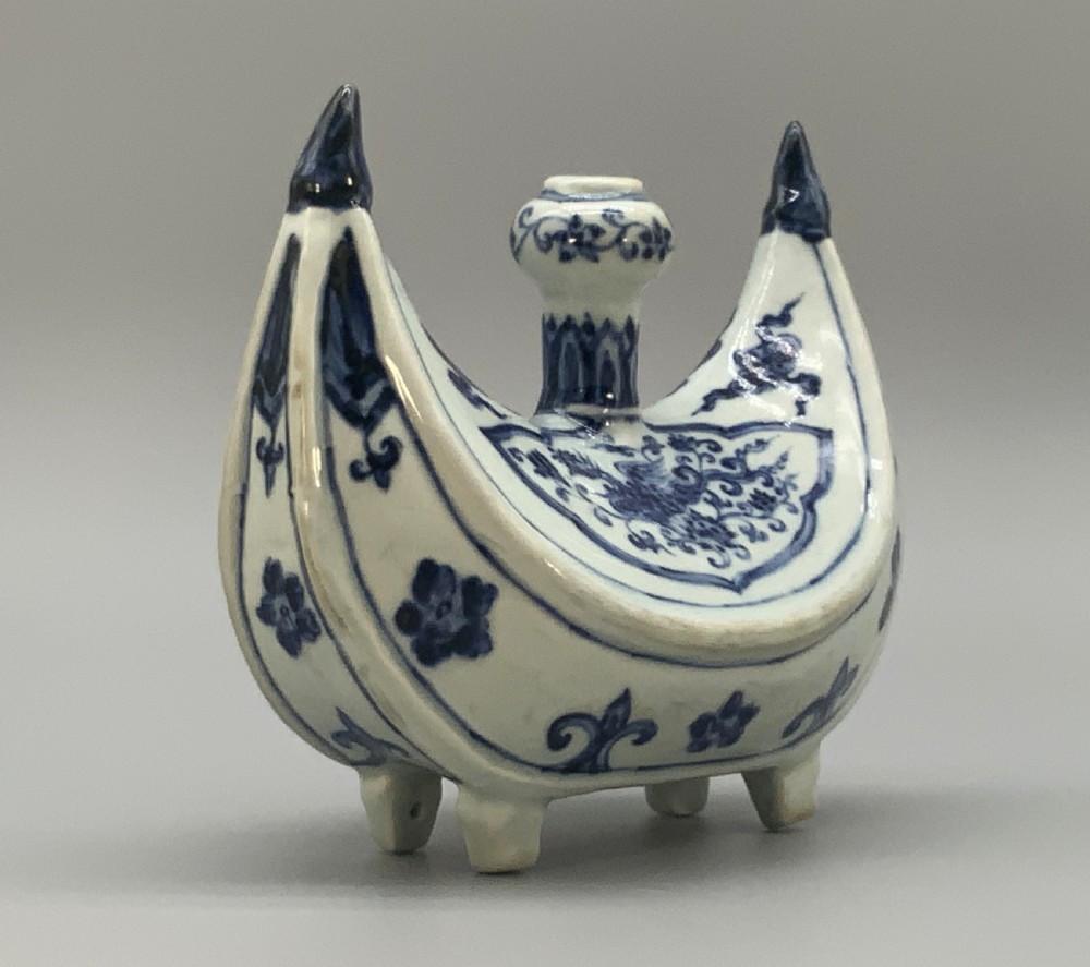 A Rare 16th-17thC Chinese Blue & White Porcelain Crescent-Shaped Pilgrim Flask View IV