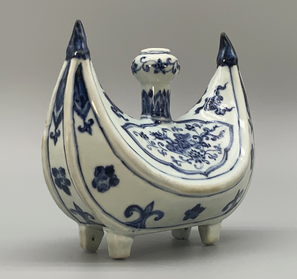 A Rare 16th-17thC Chinese Blue & White Porcelain Crescent-Shaped Pilgrim Flask View VI
