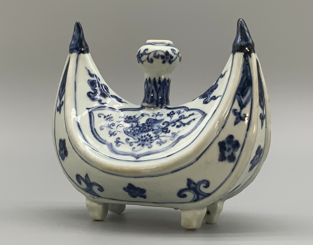 A Rare 16th-17thC Chinese Blue & White Porcelain Crescent-Shaped Pilgrim Flask View VII