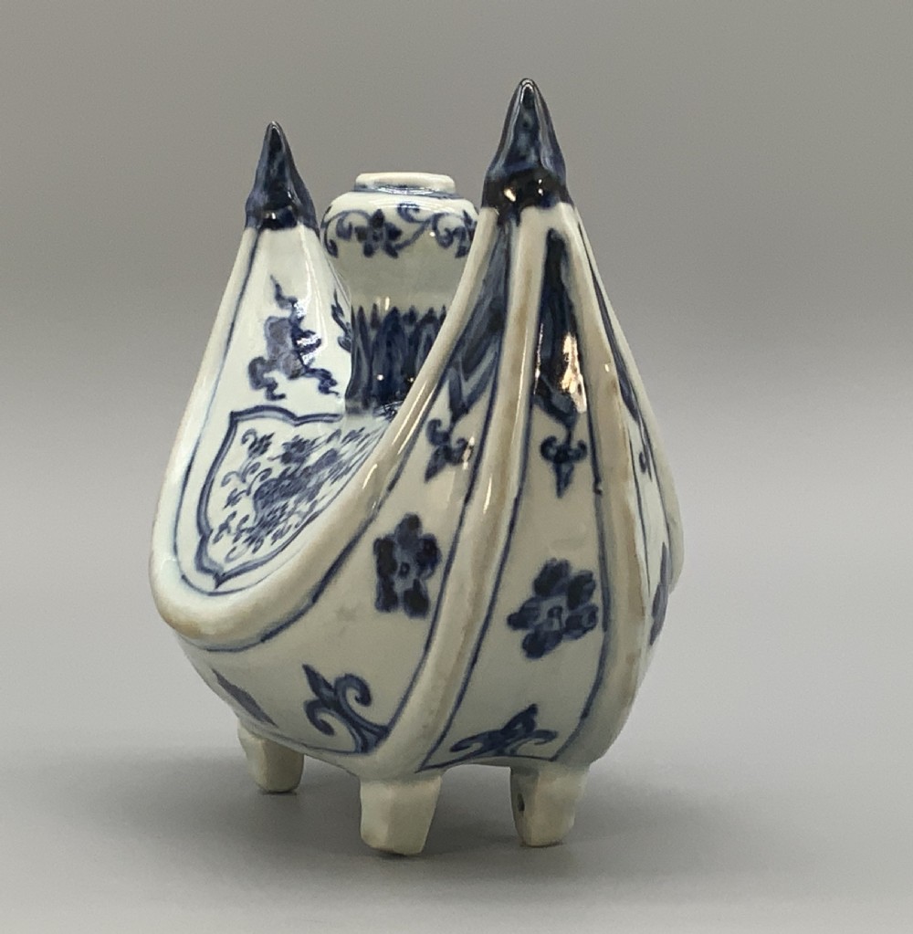 A Rare 16th-17thC Chinese Blue & White Porcelain Crescent-Shaped Pilgrim Flask View XII