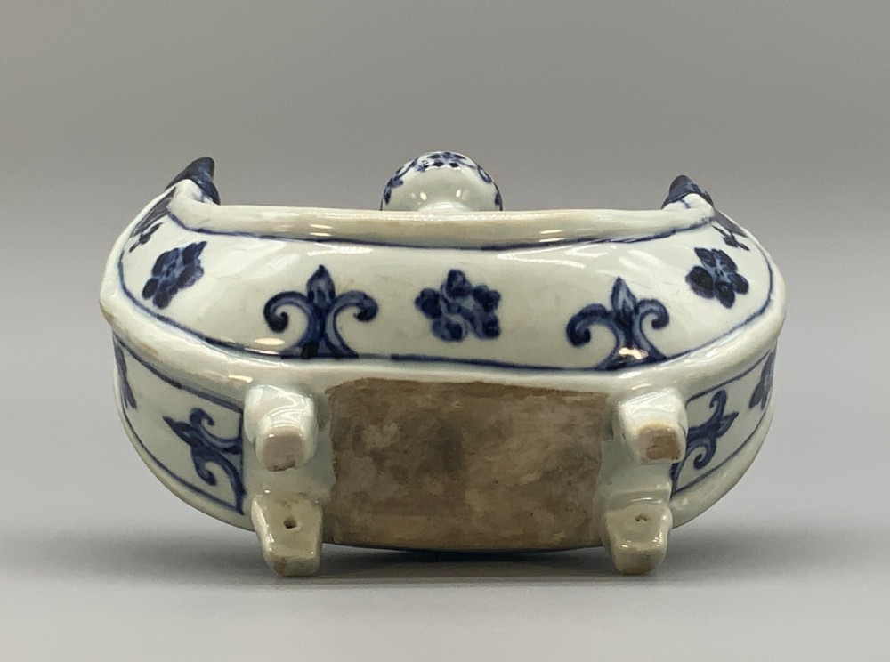 A Rare 16th-17thC Chinese Blue & White Porcelain Crescent-Shaped Pilgrim Flask View XV