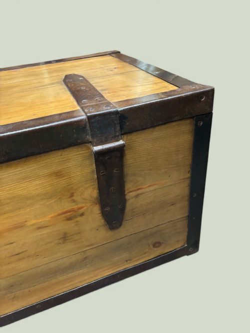19TH CENTURY LARGE IRON BOUND CHEST - ADDITIONAL PHOTO 4