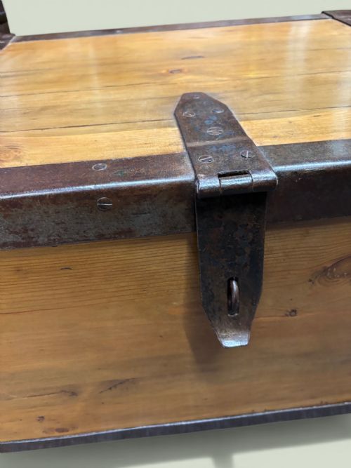 19TH CENTURY LARGE IRON BOUND CHEST - ADDITIONAL PHOTO 5