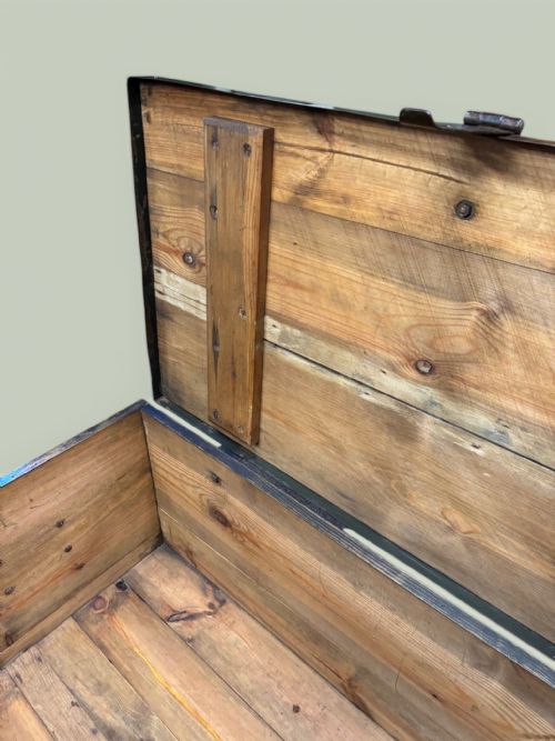 19TH CENTURY LARGE IRON BOUND CHEST - ADDITIONAL PHOTO 6
