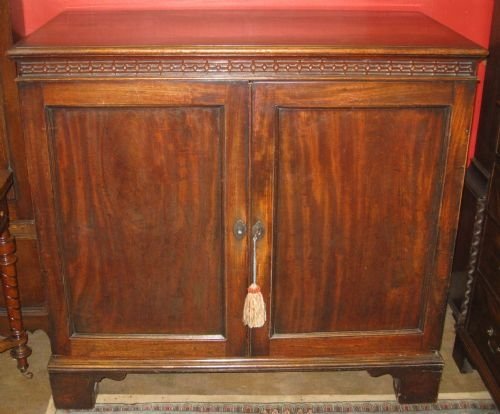 Large Georgian Mahogany Linen Press / Cupboard