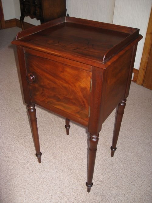 Georgian Mahogany Pot Cupboard / Bedside Cabinet