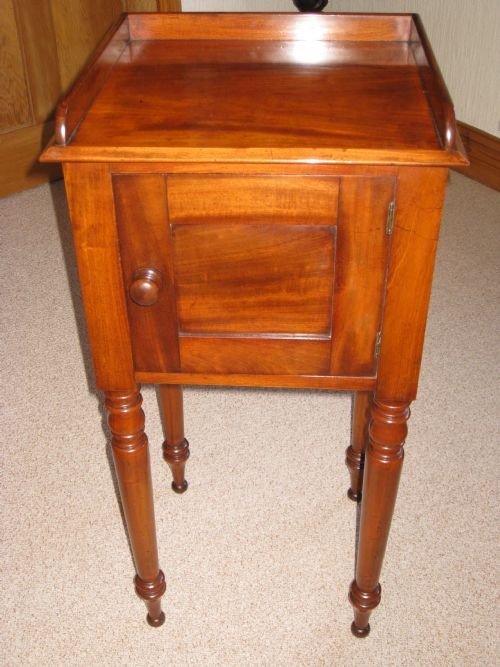 Georgian Mahogany Pot Cupboard / Bedside Cabinet.