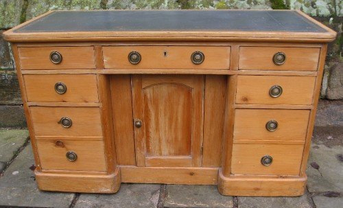 Pine Kneehole Desk