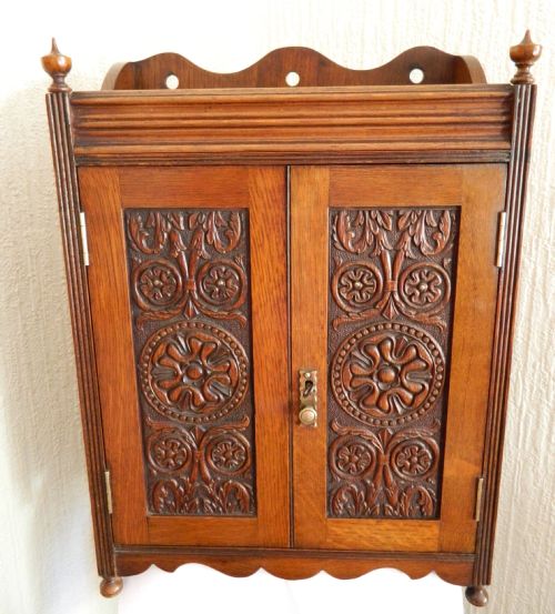 Arts & Crafts Oak Hanging Wall Cabinet
