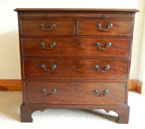 Georgian Mahogany Bachelors Chest of Drawers