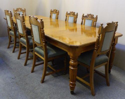 Oak Extending Dining Table & 8 Chairs