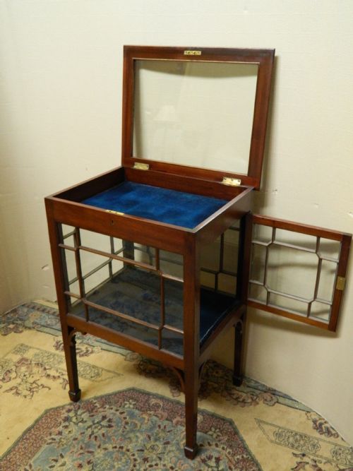 Bijouterie / Display Table
