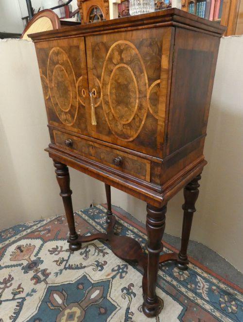 17TH CENTURY OLIVE WOOD OYSTER VENEER CABINET ON STAND - ADDITIONAL PHOTO 1