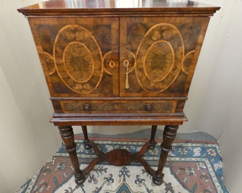 17TH CENTURY OLIVE WOOD OYSTER VENEER CABINET ON STAND - ADDITIONAL PHOTO 3