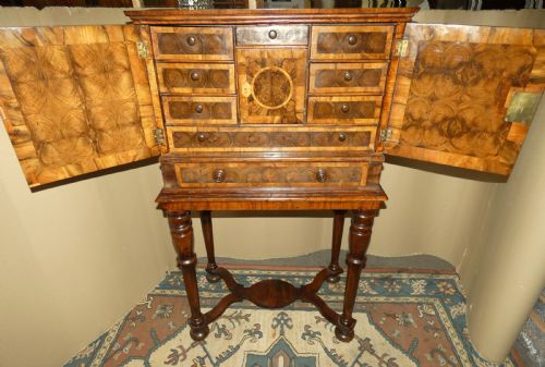 17TH CENTURY OLIVE WOOD OYSTER VENEER CABINET ON STAND - ADDITIONAL PHOTO 4
