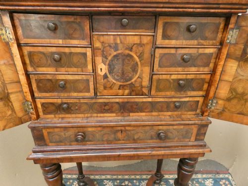 17TH CENTURY OLIVE WOOD OYSTER VENEER CABINET ON STAND - ADDITIONAL PHOTO 5