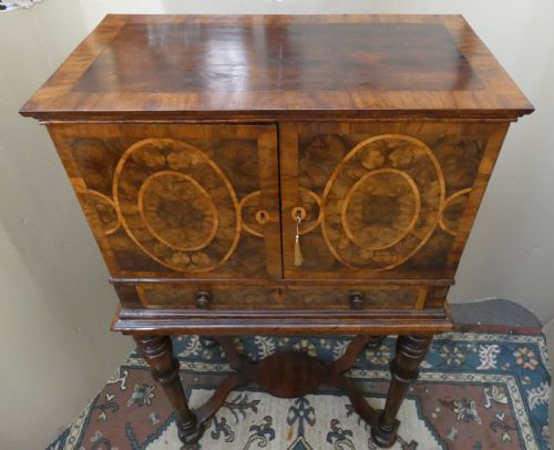 17TH CENTURY OLIVE WOOD OYSTER VENEER CABINET ON STAND - ADDITIONAL PHOTO 10