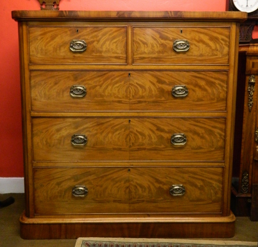 Victorian mahogany chest of drawers