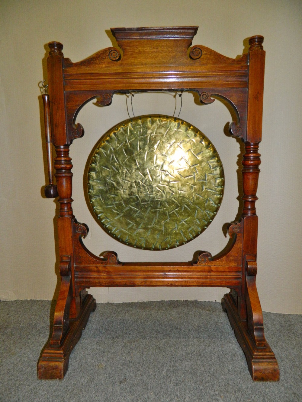 large dinner gong View VII