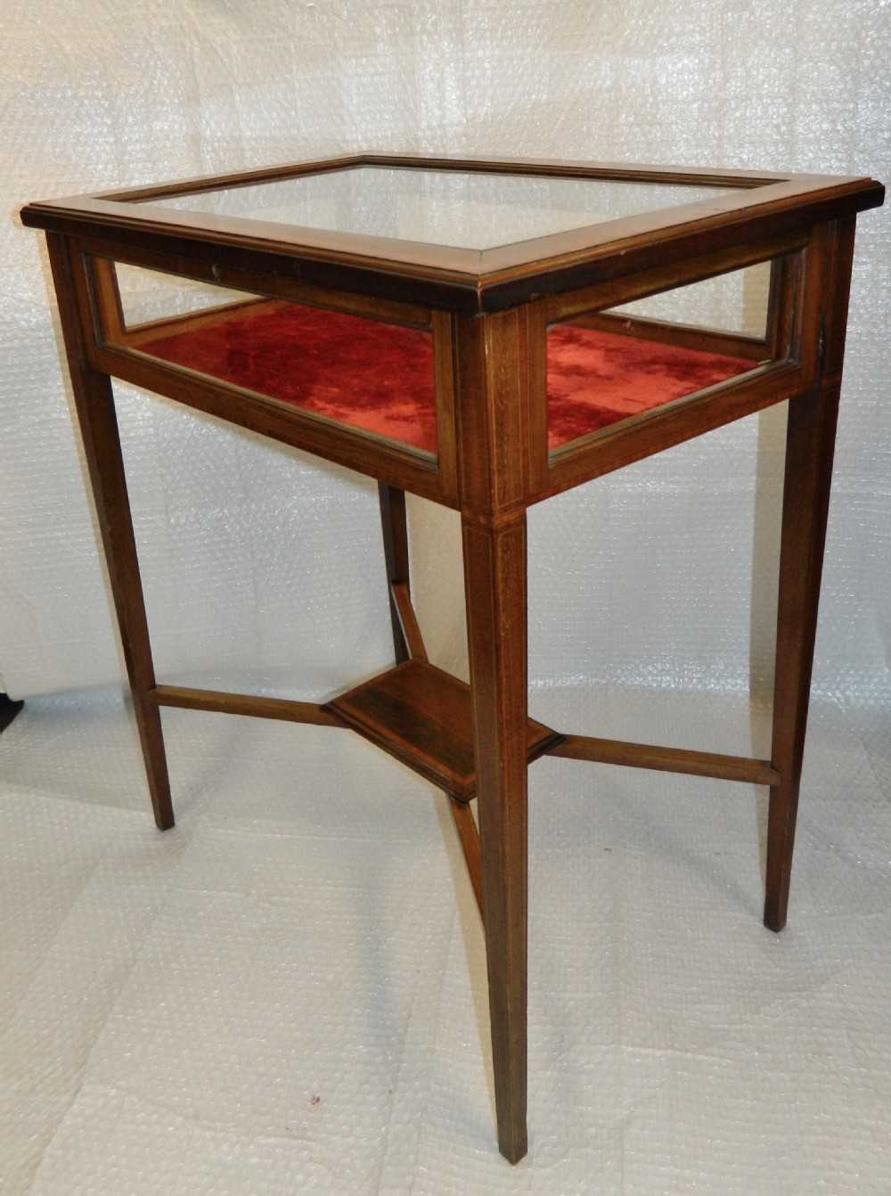 Mahogany bijouterie table 