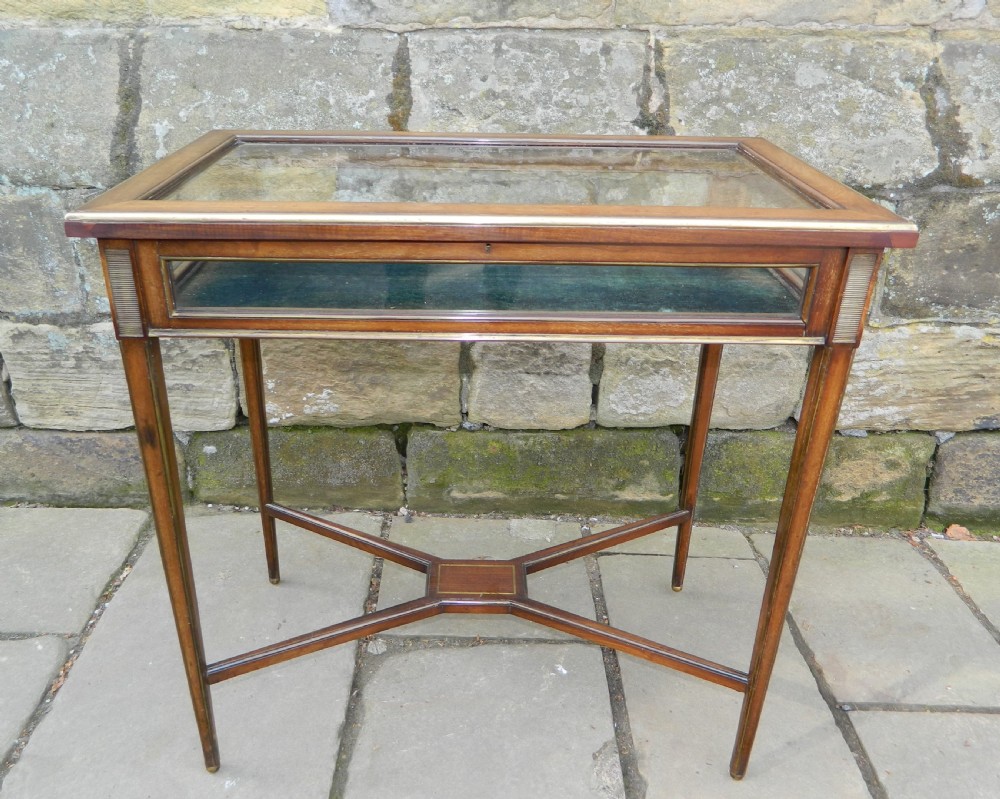 mahogany bijouterie table