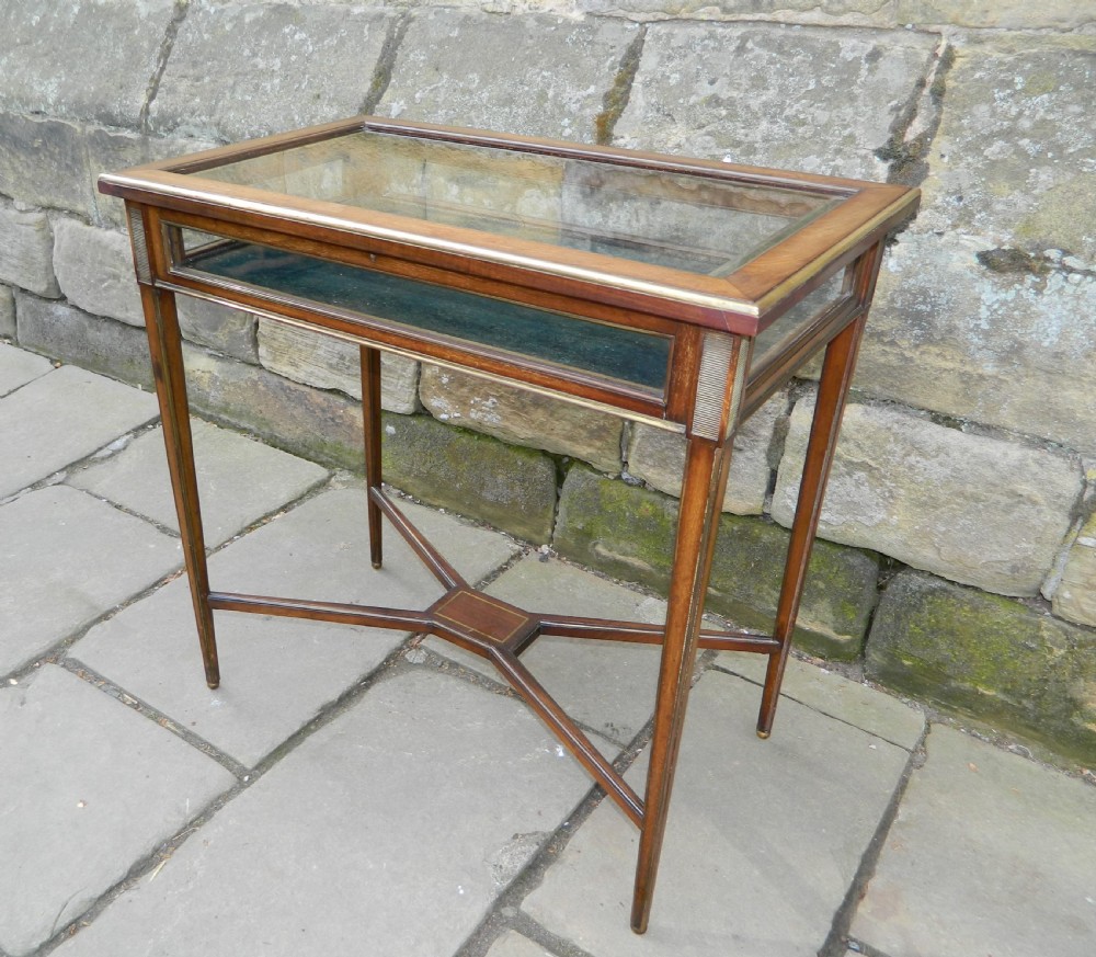 mahogany bijouterie table View II