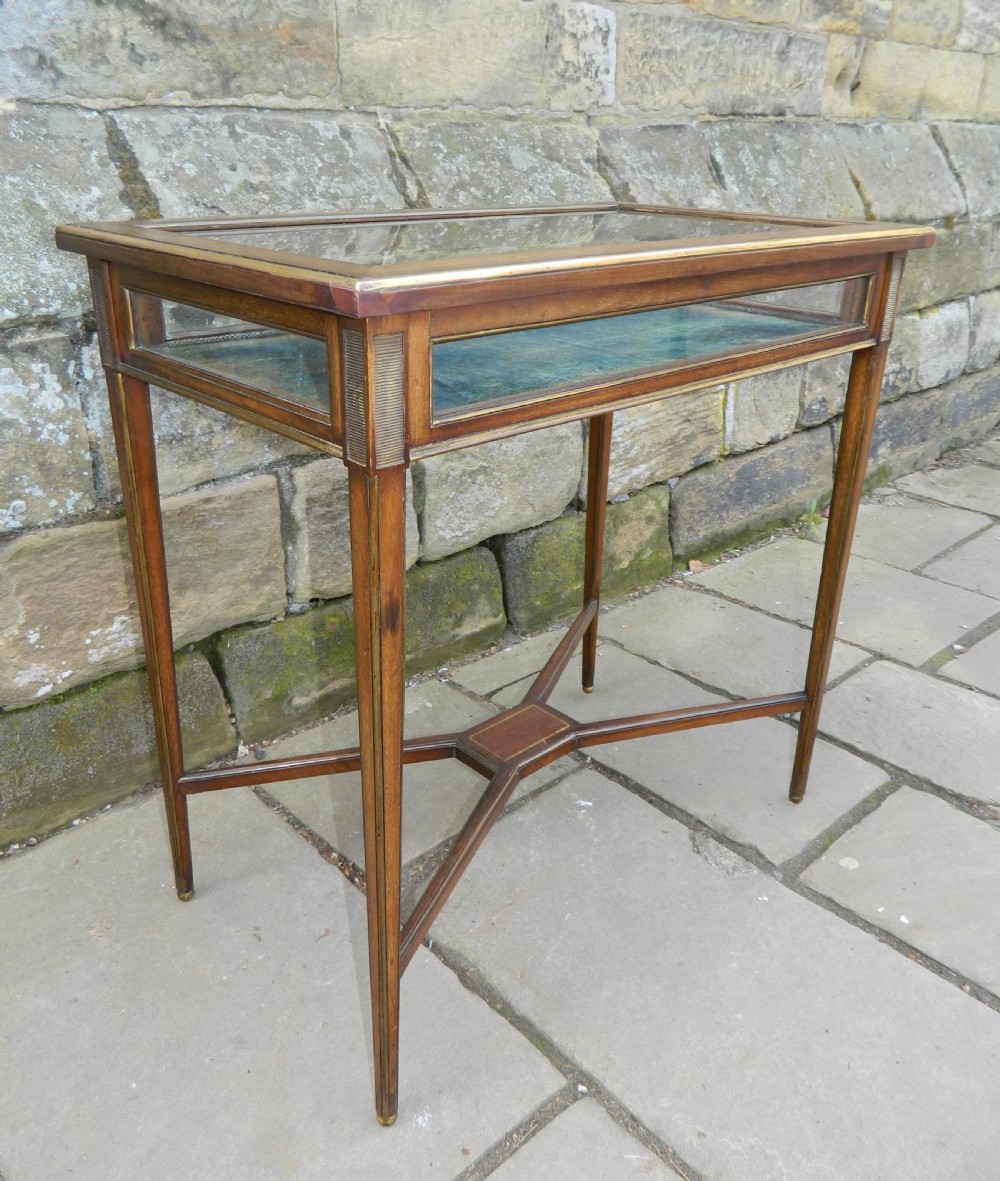 mahogany bijouterie table View III