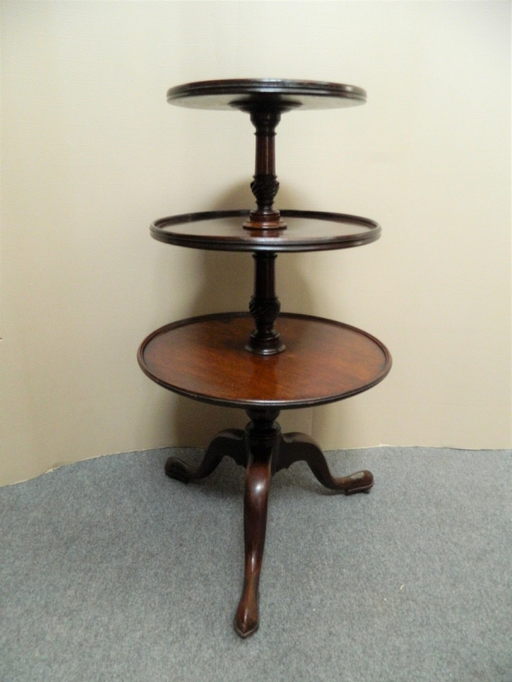 Georgian mahogany dumb waiter View II