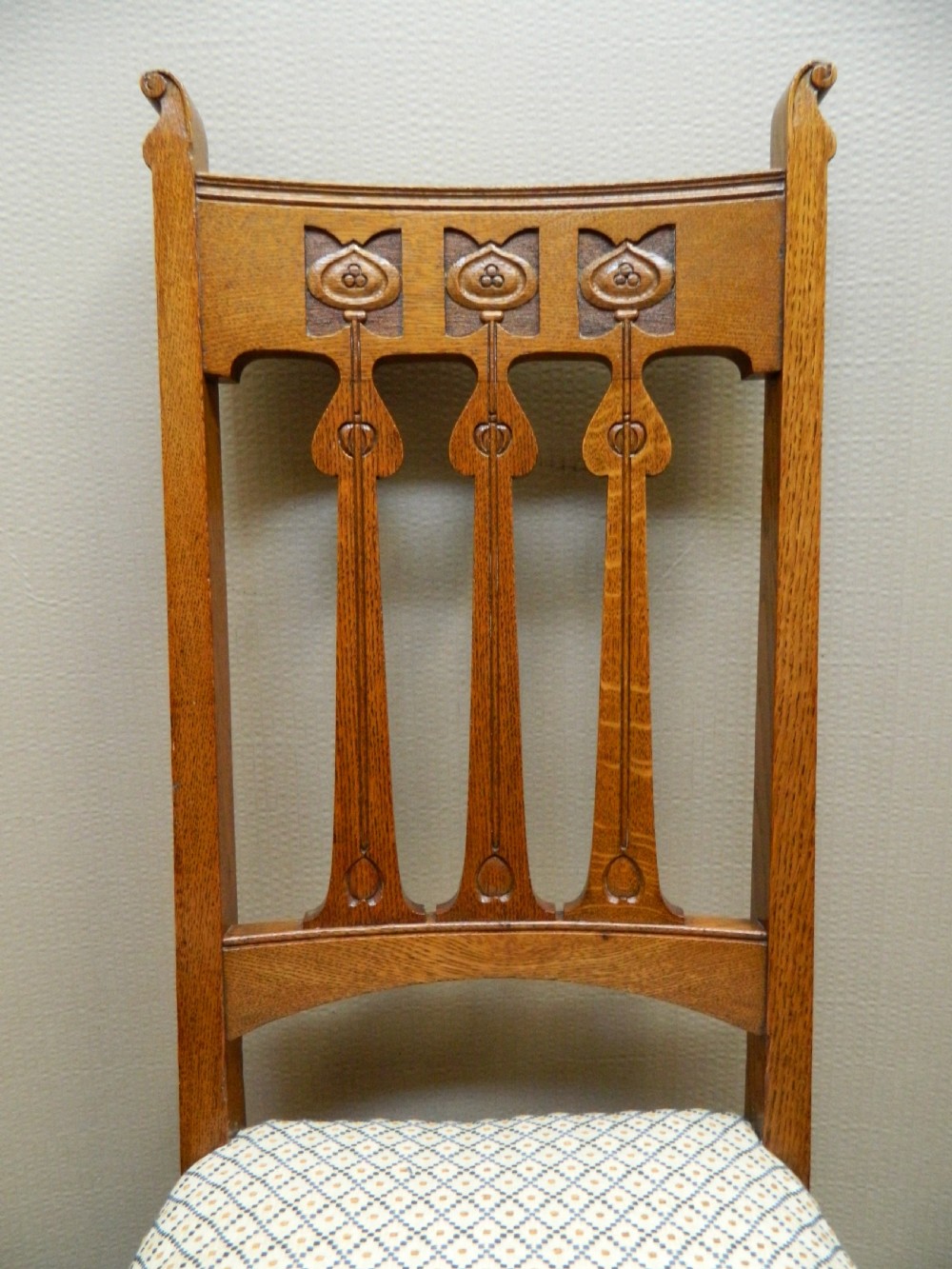 set of 6 oak Arts & Crafts dining chairs View II