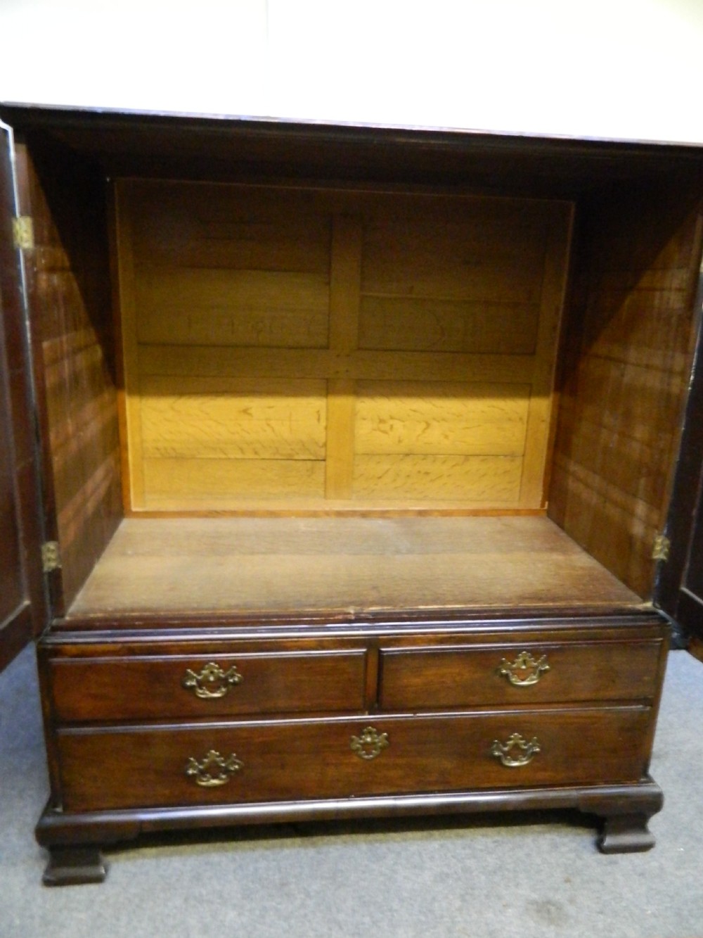Georgian mahogany dwarf linen press View V