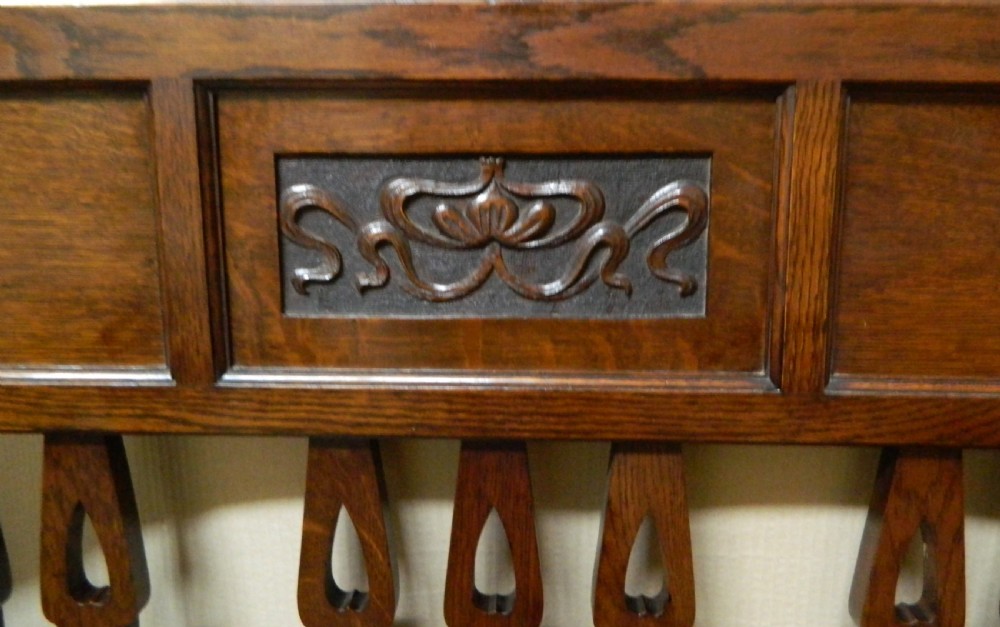 Arts & Crafts oak settle View II