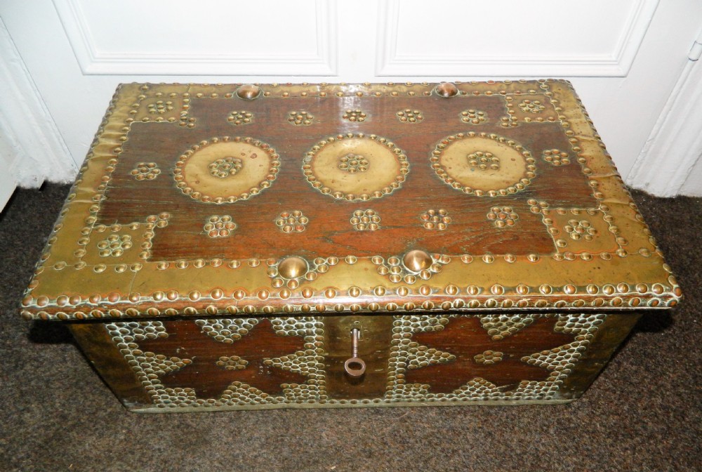 Zanzibar chest View III