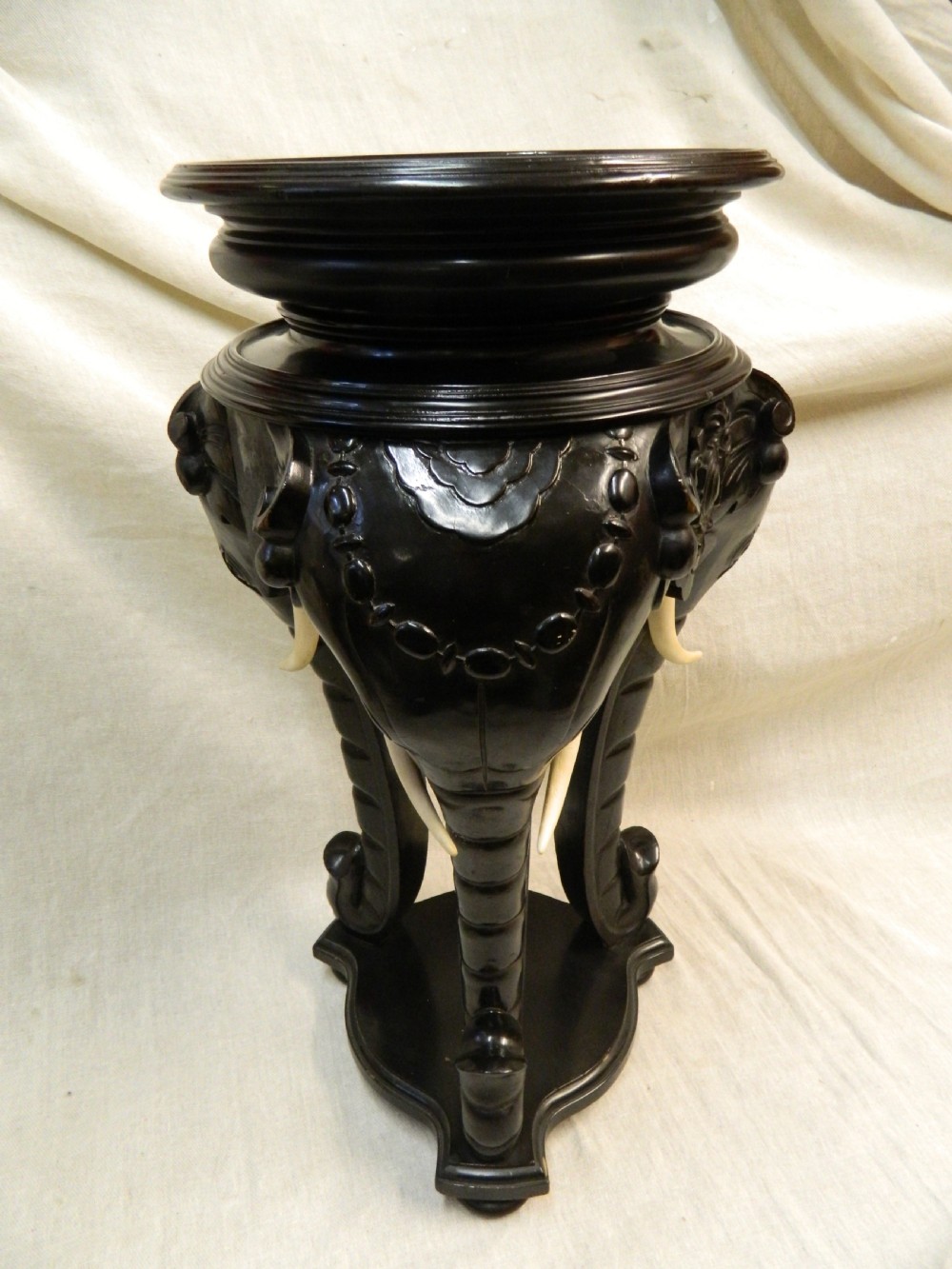 elephant jardiniere / stand View III